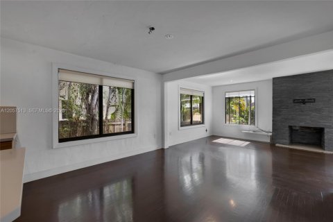 House in Miami, Florida 2 bedrooms, 113.99 sq.m. № 2244237 - photo 9