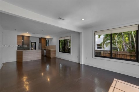 House in Miami, Florida 2 bedrooms, 113.99 sq.m. № 2244237 - photo 6