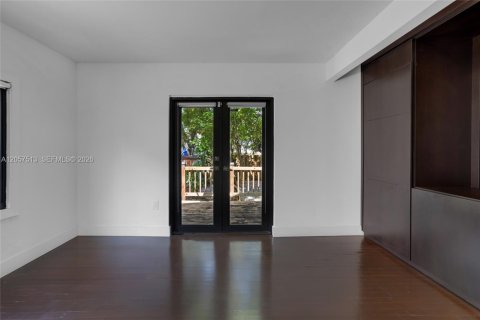 House in Miami, Florida 2 bedrooms, 113.99 sq.m. № 2244237 - photo 29