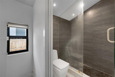 House in Miami, Florida 2 bedrooms, 113.99 sq.m. № 2244237 - photo 27