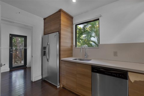 House in Miami, Florida 2 bedrooms, 113.99 sq.m. № 2244237 - photo 18