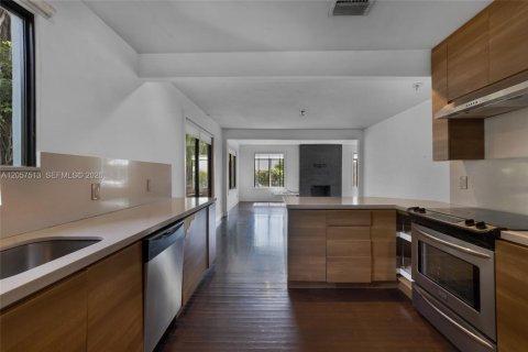 House in Miami, Florida 2 bedrooms, 113.99 sq.m. № 2244237 - photo 19