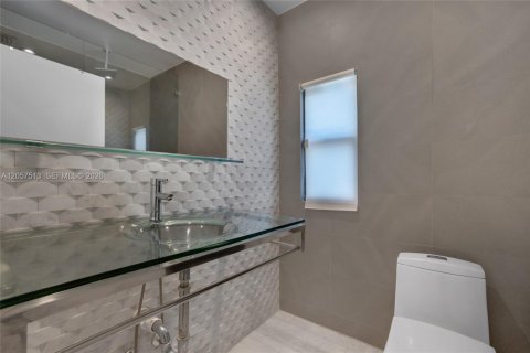 House in Miami, Florida 2 bedrooms, 113.99 sq.m. № 2244237 - photo 28