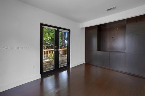 House in Miami, Florida 2 bedrooms, 113.99 sq.m. № 2244237 - photo 30