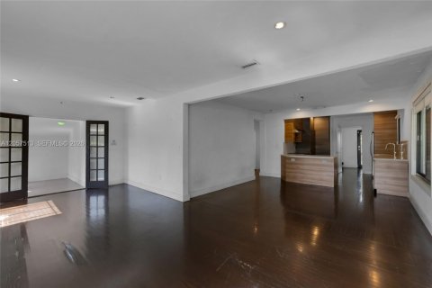House in Miami, Florida 2 bedrooms, 113.99 sq.m. № 2244237 - photo 7