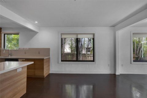 House in Miami, Florida 2 bedrooms, 113.99 sq.m. № 2244237 - photo 15