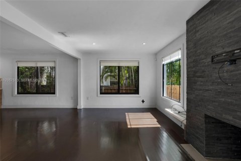 House in Miami, Florida 2 bedrooms, 113.99 sq.m. № 2244237 - photo 5