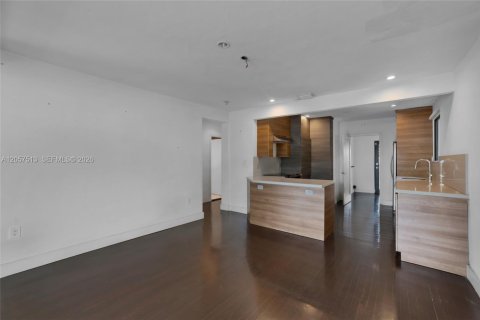 House in Miami, Florida 2 bedrooms, 113.99 sq.m. № 2244237 - photo 11