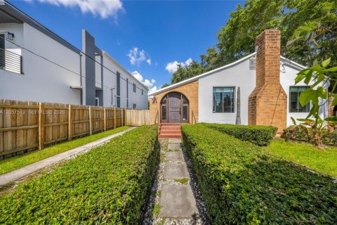 House in Miami, Florida 2 bedrooms, 113.99 sq.m. № 2244237