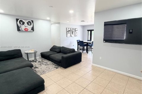 House in Miami Gardens, Florida 3 bedrooms, 111.2 sq.m. № 2076229 - photo 3