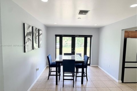House in Miami Gardens, Florida 3 bedrooms, 111.2 sq.m. № 2076229 - photo 4