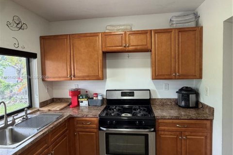 House in Miami Gardens, Florida 3 bedrooms, 111.2 sq.m. № 2076229 - photo 12