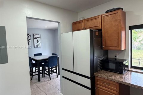 House in Miami Gardens, Florida 3 bedrooms, 111.2 sq.m. № 2076229 - photo 11