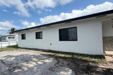 House in Miami Gardens, Florida 3 bedrooms, 111.2 sq.m. № 2076229