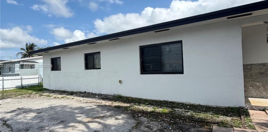 House in Miami Gardens, Florida 3 bedrooms, 111.2 sq.m. № 2076229
