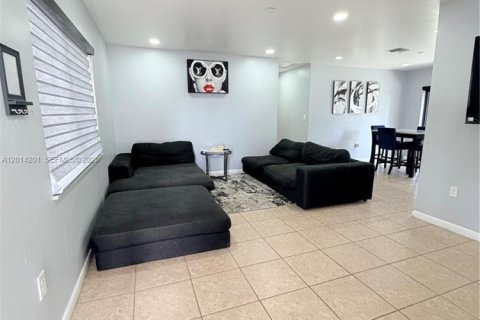 House in Miami Gardens, Florida 3 bedrooms, 111.2 sq.m. № 2076229 - photo 2