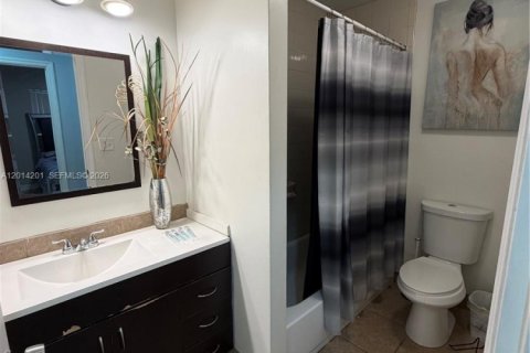 House in Miami Gardens, Florida 3 bedrooms, 111.2 sq.m. № 2076229 - photo 6