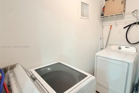 House in Miami Gardens, Florida 3 bedrooms, 111.2 sq.m. № 2076229 - photo 5