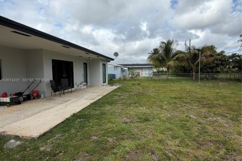 House in Miami Gardens, Florida 3 bedrooms, 111.2 sq.m. № 2076229 - photo 14