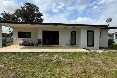 House in Miami Gardens, Florida 3 bedrooms, 111.2 sq.m. № 2076229 - photo 13