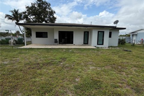 House in Miami Gardens, Florida 3 bedrooms, 111.2 sq.m. № 2076229 - photo 15