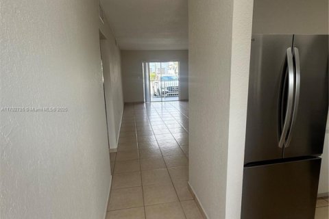 Appartement à louer à Hialeah, Floride: 2 chambres, 81.29 m2 № 1699574 - photo 3