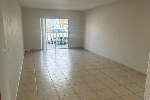 Appartement à louer à Hialeah, Floride: 2 chambres, 81.29 m2 № 1699574 - photo 2