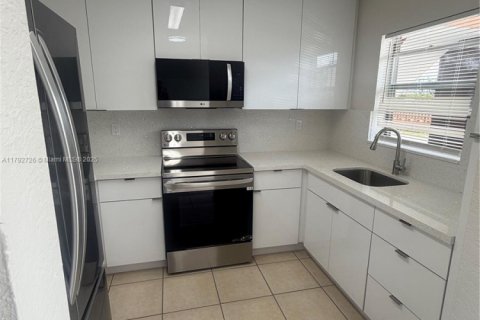 Appartement à louer à Hialeah, Floride: 2 chambres, 81.29 m2 № 1699574 - photo 5