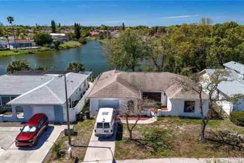 House in Port Richey, Florida 2 bedrooms, 140.28 sq.m. № 2231671