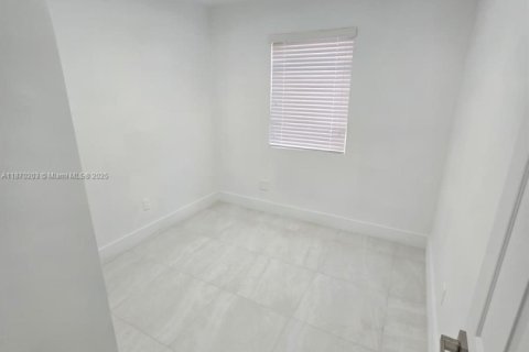 Casa en venta en Miami, Florida, 5 dormitorios, 175.96 m2 № 1929423 - foto 10