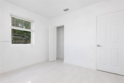 Casa en venta en Miami, Florida, 5 dormitorios, 175.96 m2 № 1929423 - foto 28