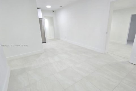 Casa en venta en Miami, Florida, 5 dormitorios, 175.96 m2 № 1929423 - foto 9