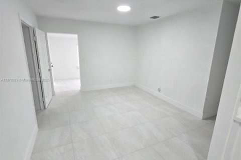 Casa en venta en Miami, Florida, 5 dormitorios, 175.96 m2 № 1929423 - foto 17