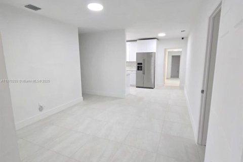 Casa en venta en Miami, Florida, 5 dormitorios, 175.96 m2 № 1929423 - foto 4
