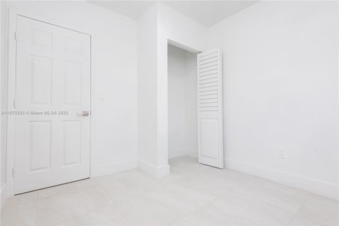 Casa en venta en Miami, Florida, 5 dormitorios, 175.96 m2 № 1929423 - foto 27