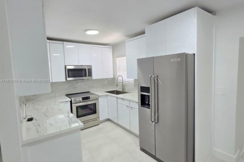 Casa en venta en Miami, Florida, 5 dormitorios, 175.96 m2 № 1929423 - foto 5