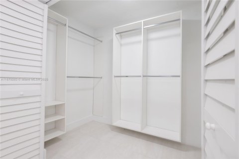 Casa en venta en Miami, Florida, 5 dormitorios, 175.96 m2 № 1929423 - foto 20