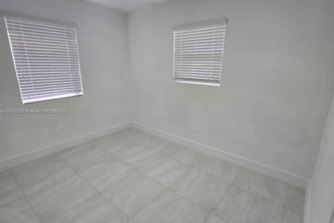 Casa en venta en Miami, Florida, 5 dormitorios, 175.96 m2 № 1929423 - foto 12