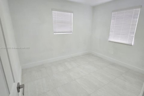 Casa en venta en Miami, Florida, 5 dormitorios, 175.96 m2 № 1929423 - foto 13