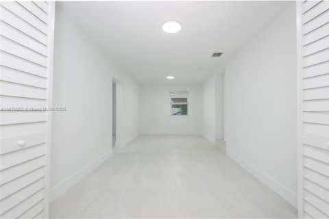 Casa en venta en Miami, Florida, 5 dormitorios, 175.96 m2 № 1929423 - foto 22