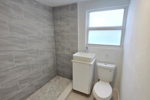 Casa en venta en Miami, Florida, 5 dormitorios, 175.96 m2 № 1929423 - foto 14