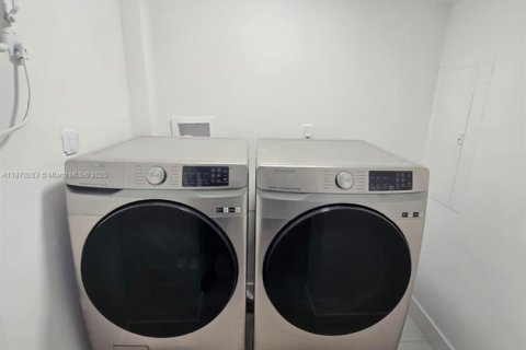 Casa en venta en Miami, Florida, 5 dormitorios, 175.96 m2 № 1929423 - foto 18