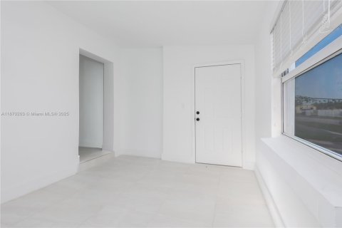 Casa en venta en Miami, Florida, 5 dormitorios, 175.96 m2 № 1929423 - foto 24