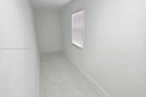 Casa en venta en Miami, Florida, 5 dormitorios, 175.96 m2 № 1929423 - foto 16
