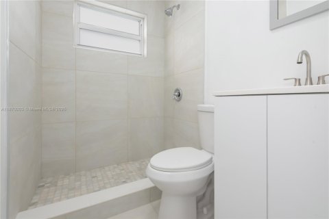 Casa en venta en Miami, Florida, 5 dormitorios, 175.96 m2 № 1929423 - foto 19