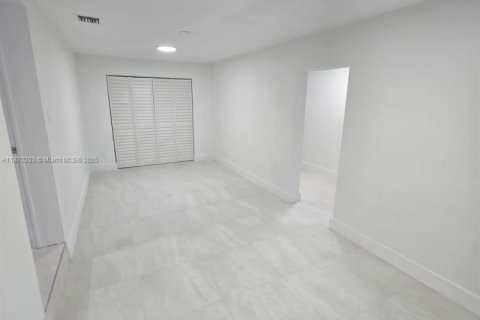 Casa en venta en Miami, Florida, 5 dormitorios, 175.96 m2 № 1929423 - foto 15