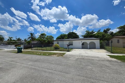 Casa en venta en Miami, Florida, 5 dormitorios, 175.96 m2 № 1929423 - foto 1