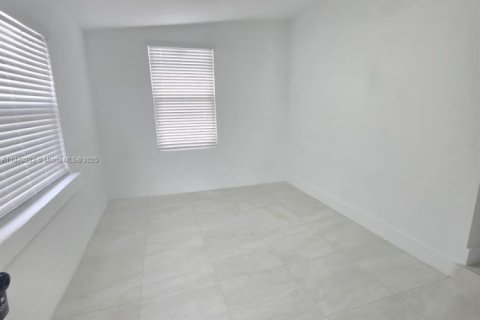 Casa en venta en Miami, Florida, 5 dormitorios, 175.96 m2 № 1929423 - foto 6