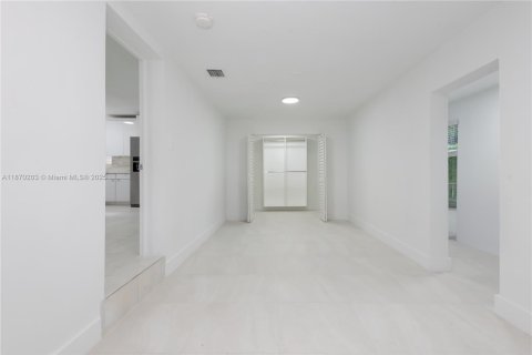 Casa en venta en Miami, Florida, 5 dormitorios, 175.96 m2 № 1929423 - foto 25