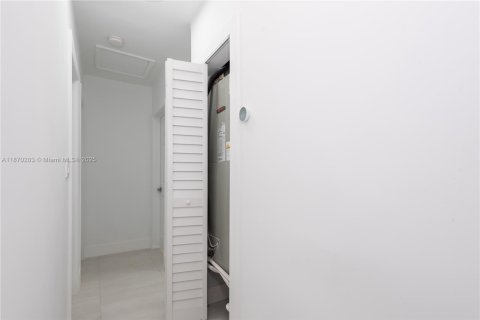 Casa en venta en Miami, Florida, 5 dormitorios, 175.96 m2 № 1929423 - foto 23